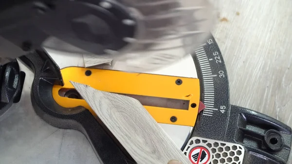 Contractor Using Circular Saw Cutting New Laminate Flooring — Stock Photo, Image