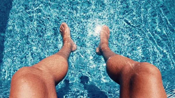 Vista Subaquática Das Pernas Dos Homens Piscina — Fotografia de Stock