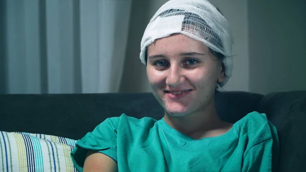 Paciente Femenina Con Una Lesión Cabeza Sentada Hospital — Foto de Stock