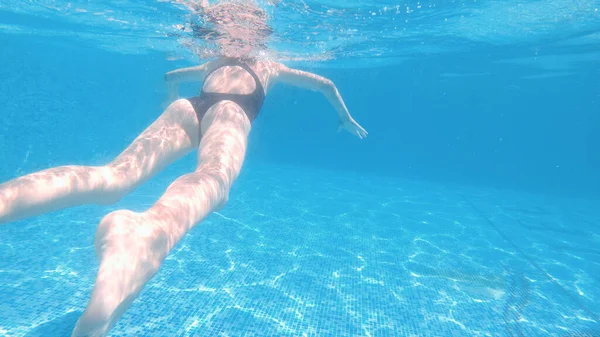 Menina Está Nadando Piscina Subaquática Câmera Lenta — Fotografia de Stock
