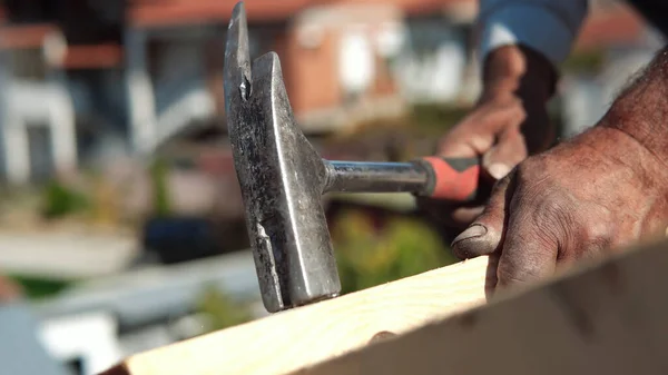 Constructie Dakwerker Timmerman Spijkerhout Plaat Met Hamer Dak Installatie Werkzaamheden — Stockfoto