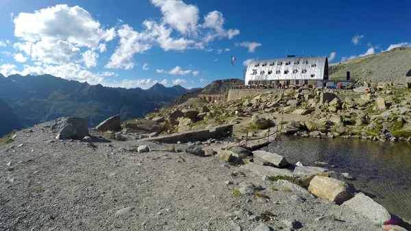 グラン パラディーゾ サミット イタリア アルプス遠征のヴィットリオ エマヌエーレ 避難小屋の近くに山湖のパノラマ — ストック写真