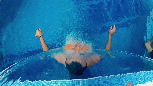 Beleza Cuidados Com Corpo Sensual Jovem Mulher Relaxante Piscina Exterior — Fotografia de Stock