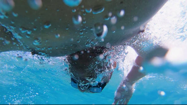 Jeune Homme Nageant Ramper Dans Mer Vue Sous Marine — Photo