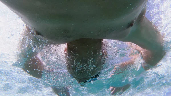 Junger Mann Schwimmt Meer Unterwasserblick — Stockfoto