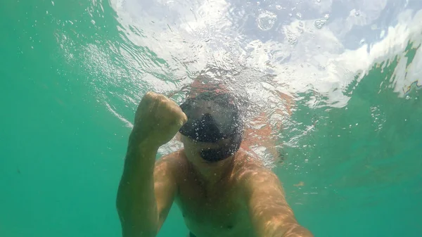 Snorkeling Homem Com Máscara Mergulho Mar Mostrando Sinal Gesto Com — Fotografia de Stock