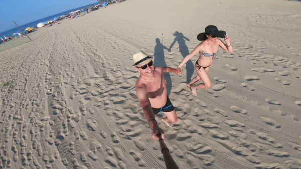 Paar Mittleren Alters Strand Hat Spaß Beim Drehen — Stockfoto