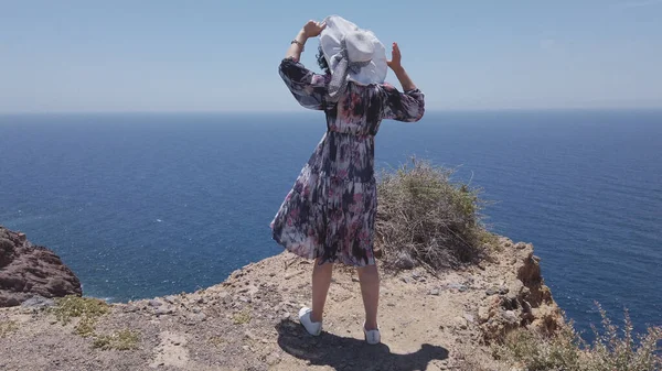 Mulher Caminhe Caminho Antiga Thera Santorini Com Vista Para Kamari — Fotografia de Stock