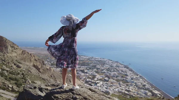 Šťastná Žena Turista Baví Víření Kolem Radosti Santorini Panoramatický Pohled — Stock fotografie