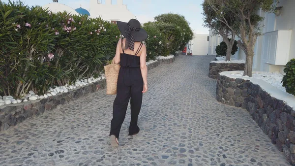 Seguindo Uma Mulher Elegante Andando Rua Estreita Santorini Grécia — Fotografia de Stock