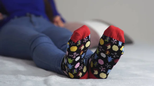 Weiblicher Fuß Warmer Bunter Weihnachtswollsocke Frau Schläft Und Entspannt Bett — Stockfoto