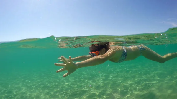 Žena Teen Plavání Karibské Vodě Gopro Dome Shot — Stock fotografie