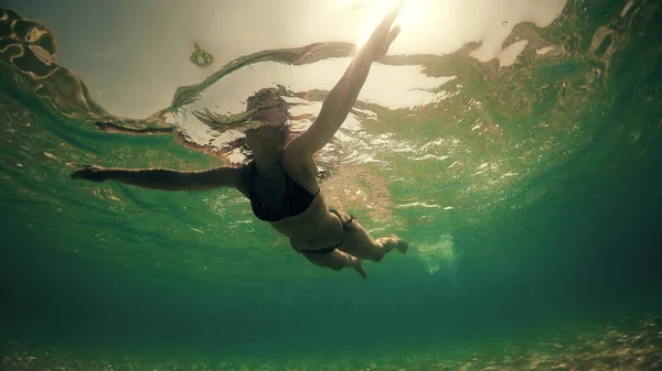 Underwaater Vista Mujer Forma Sexy Swimmin Retroiluminado Por Sol Amanecer —  Fotos de Stock