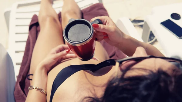 Menina Sexy Perto Piscina Desfrutando Seu Café Bronzeamento — Fotografia de Stock