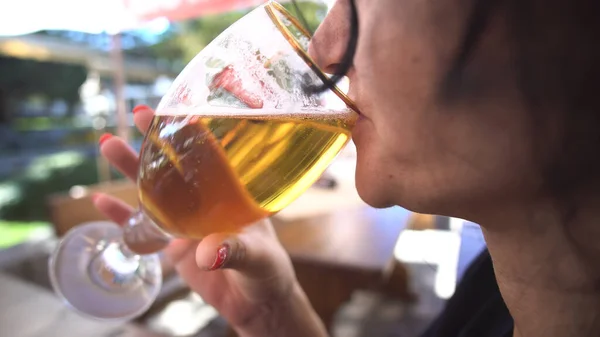 Mulher Hispânica Bebendo Cerveja Bar Sentado Varanda Livre — Fotografia de Stock