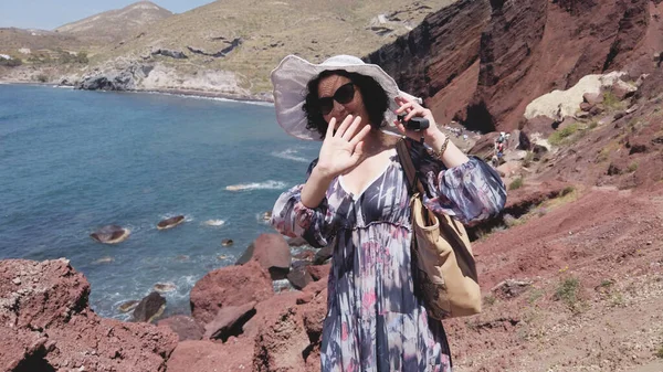 Mulher Beijos Golpe Sentir Feliz Praia Vermelha Ilha Santorini Grécia — Fotografia de Stock