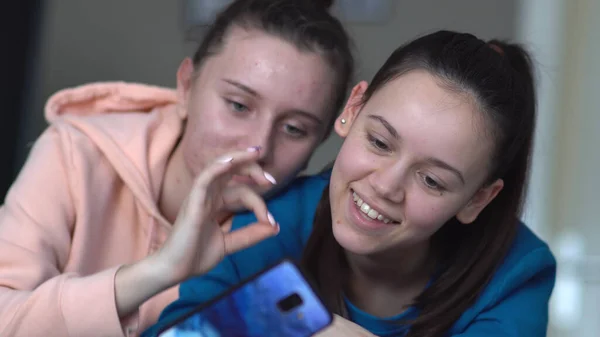 Dívky Dělat Nové Selfie Video Ukazující Různé Hestures Rukou — Stock fotografie