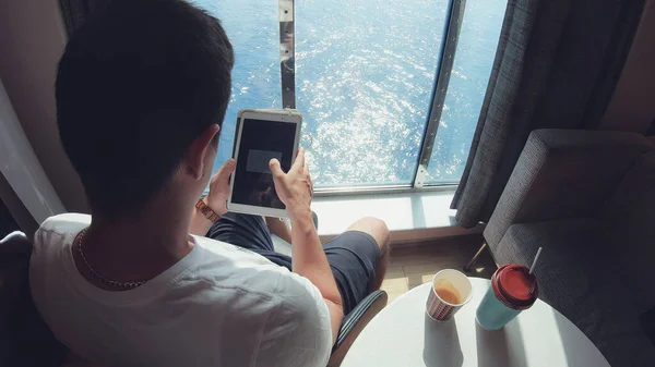 Toeristische Pendelaar Kijken Digitale Tablet Verbinding Veerboot Cruiseschip Met Luxe — Stockfoto