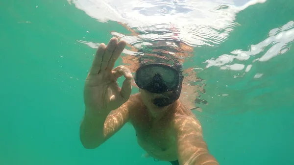 Snorkeling Homme Avec Masque Plongeant Dans Mer Montrant Signe Geste — Photo