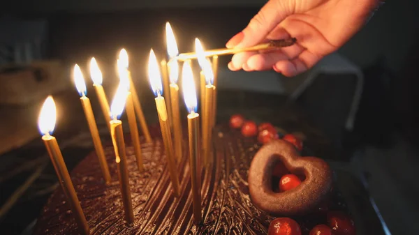 Tiener Meisje Dans Vieren Verjaardag Met Brandende Kaarsen Chocolade Taart — Stockfoto