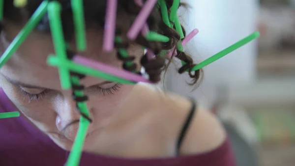 Las Niñas Hacen Diy Pelo Rizado Peinado Afro Con Paja — Foto de Stock