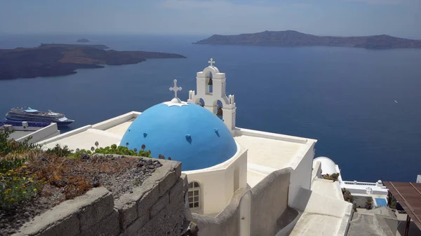 聖母マリア カトリック教会を望むエーゲ海フィラの3つの鐘 サントリーニ島 — ストック写真