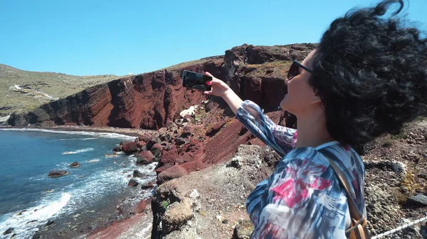Mujer Viajera Tomando Selfies Con Teléfono Inteligente Orilla Playa Roja — Foto de Stock