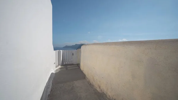 Elegant Brunette Woman Oia Santorini Walking Narrow Street Open Old — ストック写真