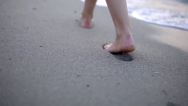 Mulher Andando Uma Praia — Fotografia de Stock