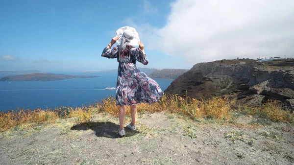 Atractiva Mujer Grecia Santorini Isla Disfrutar Vistas Panorámicas Del Mar — Foto de Stock