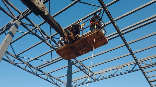 Rigger Está Alta Picker Cereja Elevada Ele Está Movendo Sobre — Fotografia de Stock