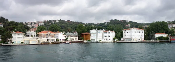 Shore Bosphorus Strait Full Residential Houses Which Local People Use — Fotografia de Stock