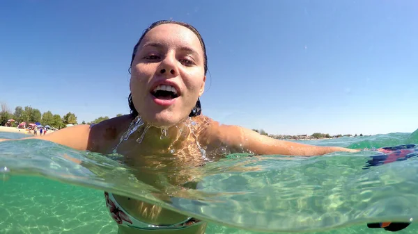 Feliz Sonrisa Adolescente Divirtiéndose Nadando Bajo Agua Dando Besos Cámara — Foto de Stock