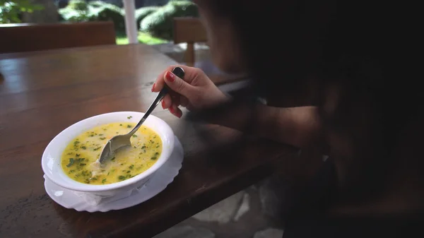 Frau Isst Leckere Suppe Tisch — Stockfoto