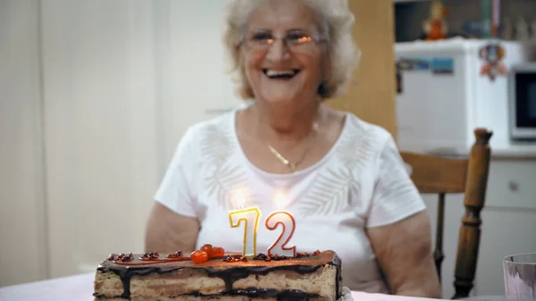 Gelukkig Oma Viert Haar 72Ste Verjaardag Thuis — Stockfoto