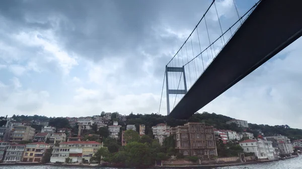 Cidade Istambul Vista Passeio Cruzeiro Barco Bósforo Navegando Sob Ponte — Fotografia de Stock