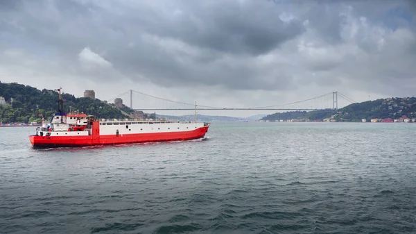 Vrachtboot Oversteken Onder Bosporus Brug Istanbul Turkije — Stockfoto