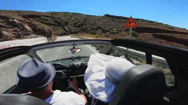 Yolculuklar Uzamış Kollara Aşık Bir Çift Tatilde Santorini Adası Yunanistan — Stok fotoğraf