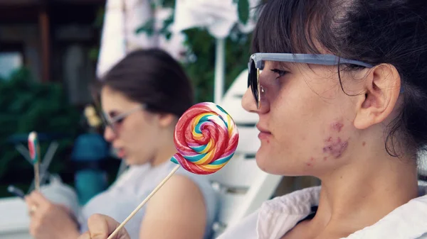 Vrienden Likken Lolly Bij Het Zwembad Dansen Muziek — Stockfoto