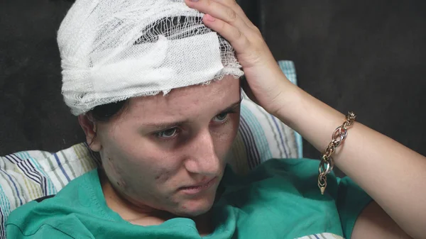 Γυναίκα Ασθενής Τραύμα Στο Κεφάλι Που Κάθεται Στο Νοσοκομείο — Φωτογραφία Αρχείου