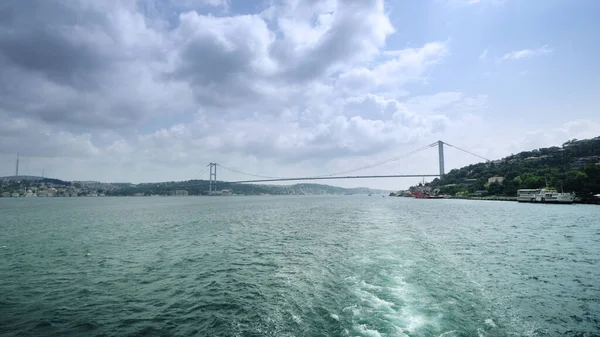 Kilátás Bosphorus Hídra Turista Cirkáló Kompról — Stock Fotó