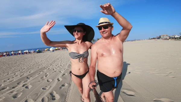 Selfie Von Paar Bikini Und Hut Tropischen Strand — Stockfoto