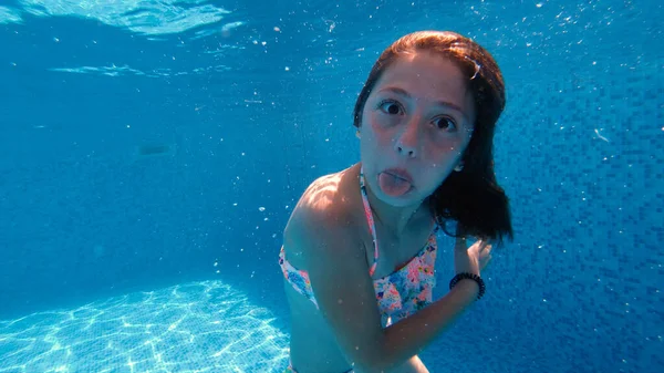 Menina Feliz Fazendo Caretas Engraçadas Debaixo Água Piscina — Fotografia de Stock