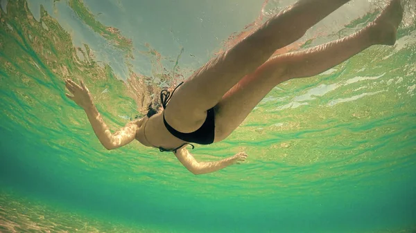 Sexy Hembra Bikini Relajante Tumbada Superficie Del Agua Mar Retroiluminada — Foto de Stock