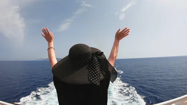 Mujer Agitando Las Manos Desde Cubierta Del Ferry Crucero — Foto de Stock