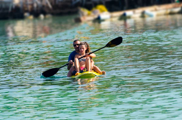 Father Daughter Kayaking Next Tropical Island — Stockfoto