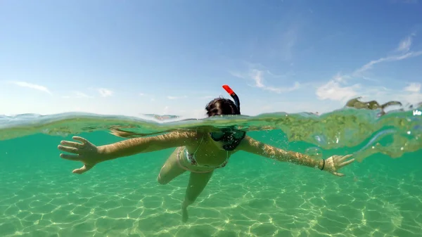 Nastolatka Dziewczyna Snorkeling Powierzchni Wody Kopuła Gopro Pół Podwodny Widok — Zdjęcie stockowe