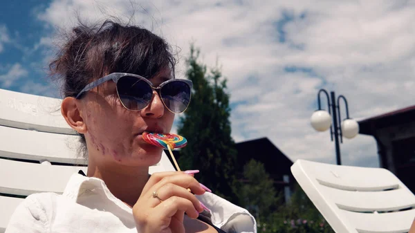 Teen Ragazza Con Lecca Lecca Una Festa Piscina Divertirsi — Foto Stock