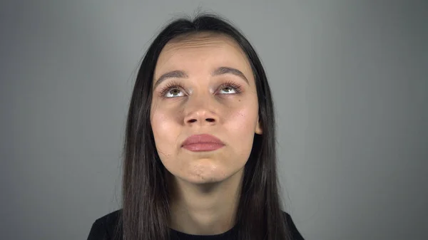 Ευτυχισμένο Έφηβο Κορίτσι Ενοχλημένο Φαγούρα Στη Μύτη — Φωτογραφία Αρχείου