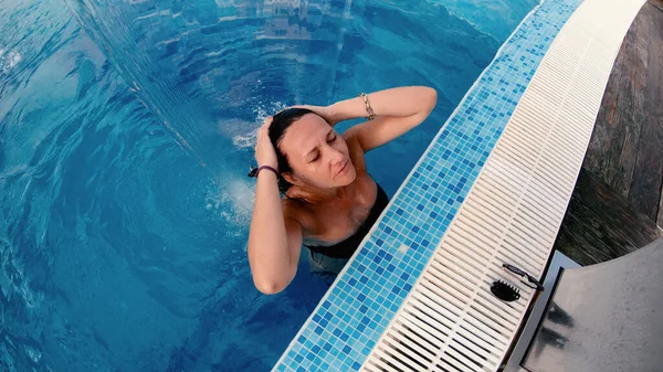 Mulher Desfrutando Hidroterapia Uma Piscina — Fotografia de Stock